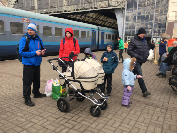 Люди втікають від війни у Львів