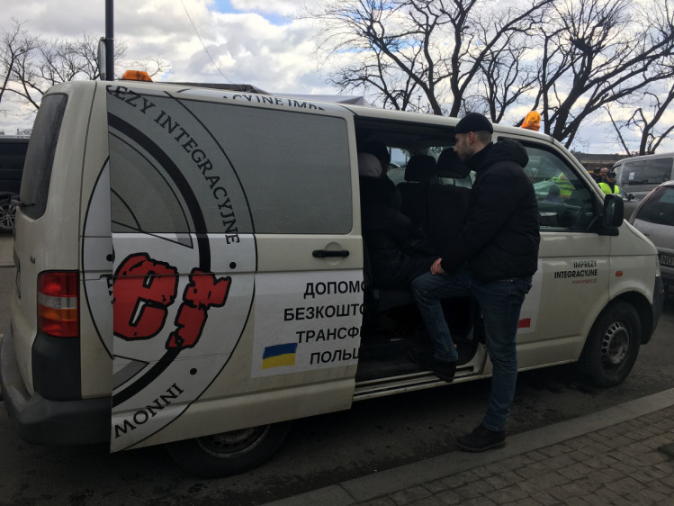 Поляки бесплатно возят украинцев за границу