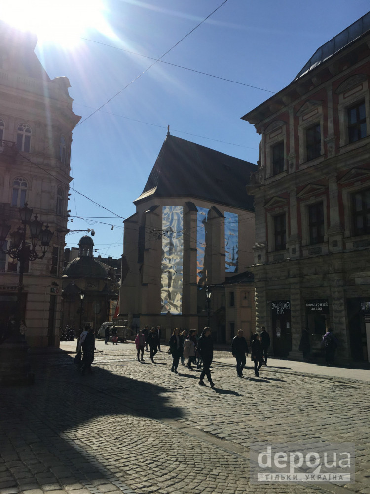 Вікна катедри у Львові закрили від вибухів
