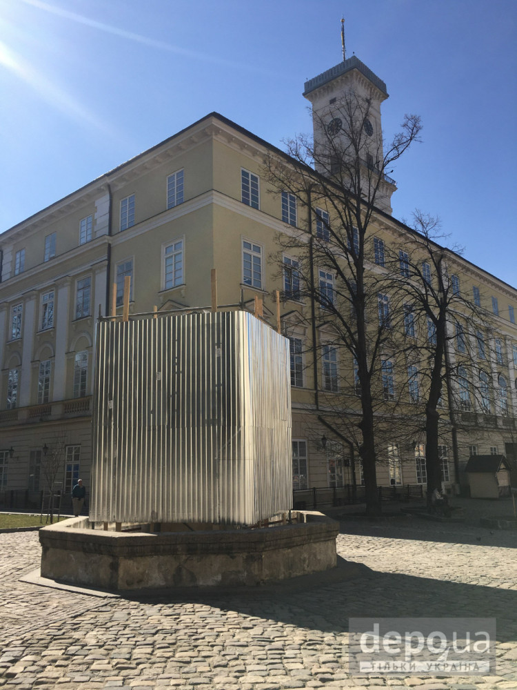 Скульптури у Львові закривають від можливих бомбардувань