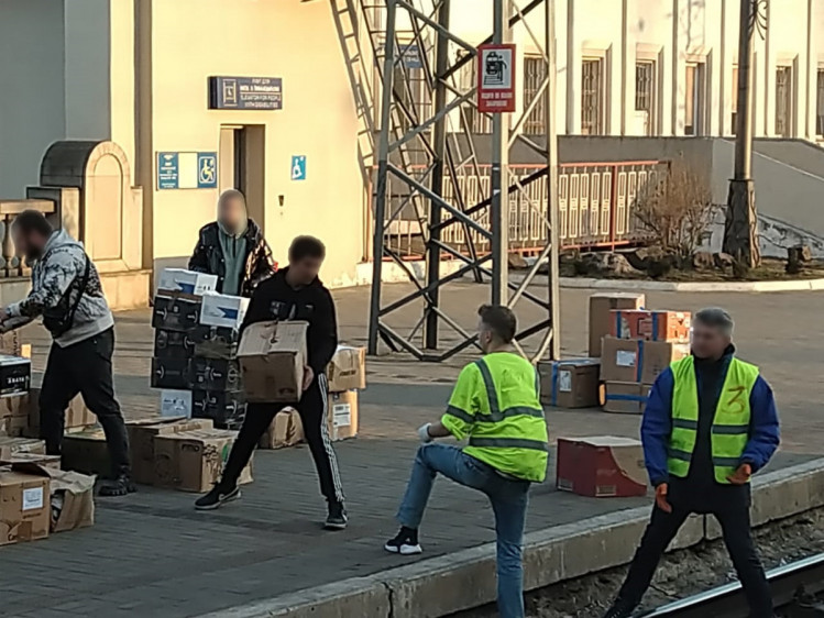 Завантеження гуманітарної допомоги на вокзалі Львова